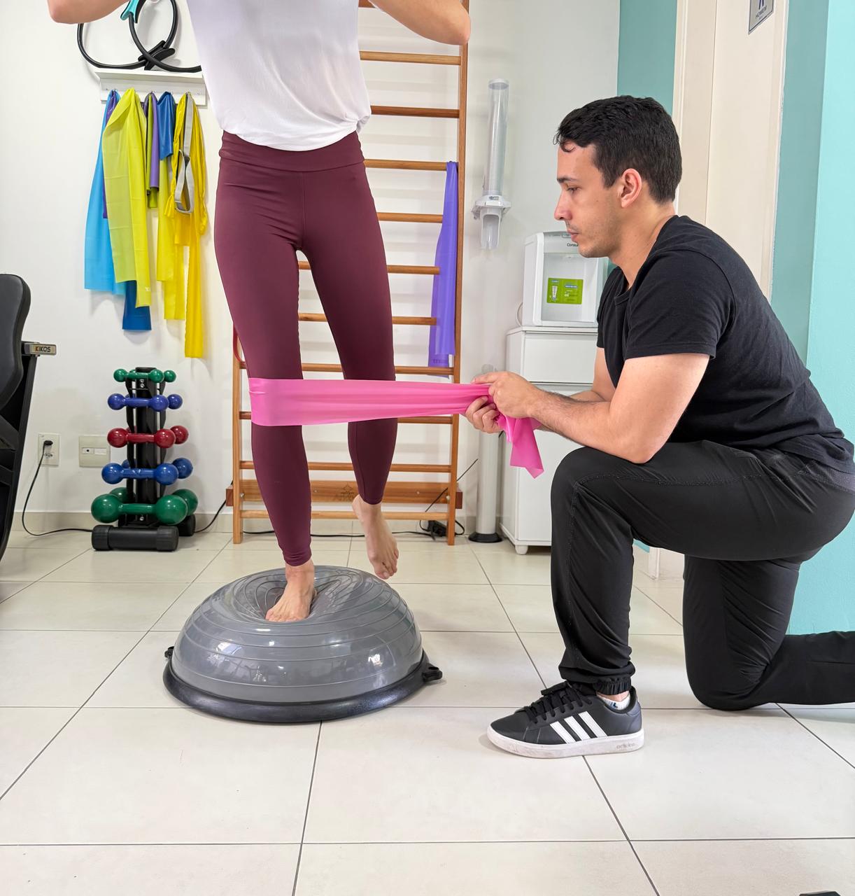 Reabilitação pós-operatória com fisioterapeuta na Clínica Unifique