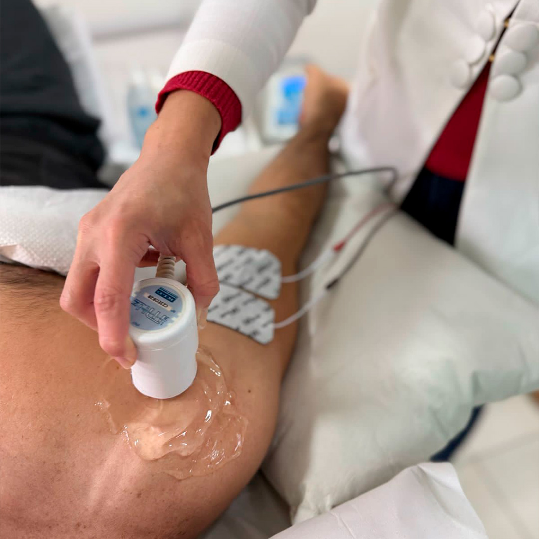 Aplicação de recurso terapêutico no ombro na Clínica Unifique